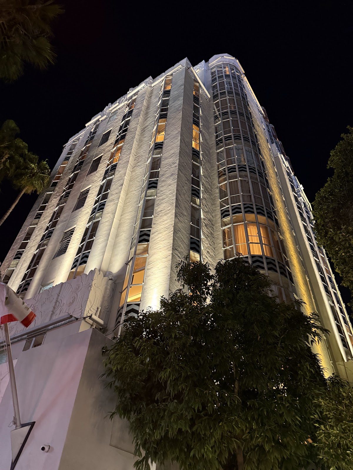 Sunset Tower Bar — photo 3